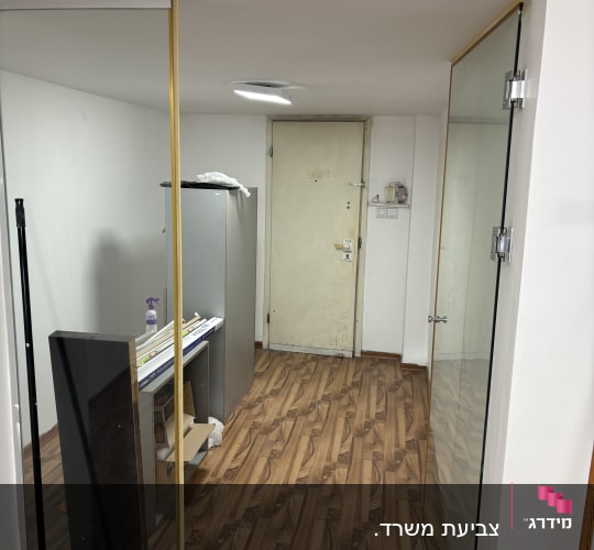חדר עם רצפת פרקט וכלי עבודה לצביעה